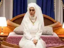 عکس؛ سفر زمان؛ «آنیه کمیل» (سریال طوبی) در حال نوازش یک گوساله در گیلان؛ سال 1400