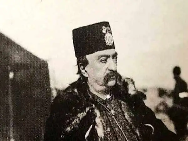 عکس؛ سفر در زمان؛ تصویر «ناصرالدین شاه» روی دیوار یک مغازه  ایرانی در میدان بازار تفلیس در دوران قاجار