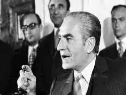 عکس؛ سفر در زمان؛ «محمدرضا پهلوی» در حال قدم زدن در زوریخ سوئیس؛ سال 1348