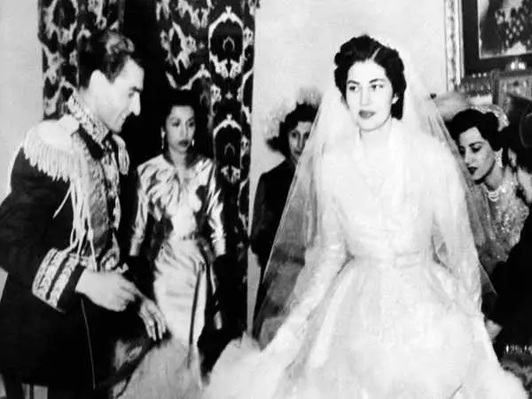 عکس؛ سفر در زمان؛ «ثریا، ملکه دو رگه ایران» در 63 سالگی؛ سال 1374