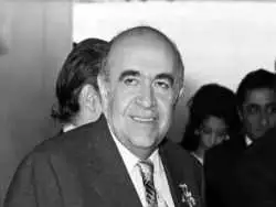 عکس؛ سفر در زمان؛ «هویدا» در حال امتحان خودروی ساخت دانش آموزان دبیرستانی؛ دهه 50