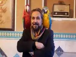 عکس؛ سفر به تاریخ؛ چهرۀ «عمو قناد» قبل از انقلاب در نوجوانی در حال اجرای برنامه