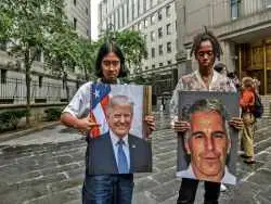 این روزها یک معلم ریاضی، یقه ترامپ را رها نمی کند