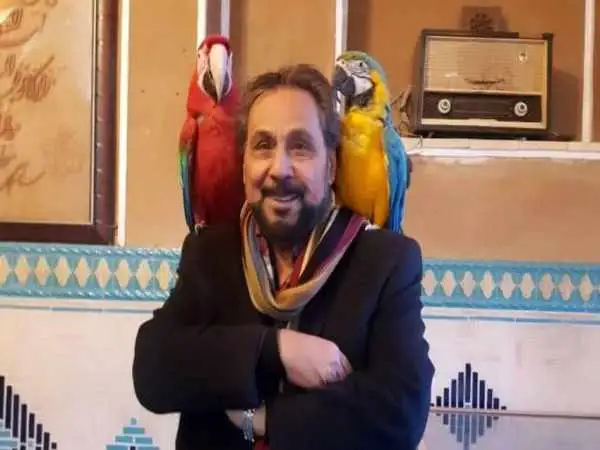 عکس؛ سفر به تاریخ؛ چهرۀ «عمو قناد» قبل از انقلاب در نوجوانی در حال اجرای برنامه