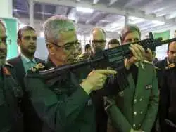 عکس؛ سفر در زمان؛ «سرلشکر باقری» در حال واکس زدن پوتین هایش در جبهه؛ دهه 60