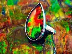 تصاویر؛ آمولیت؛ نادرترین و گران ترین سنگ جهان که مثل رنگین کمان است و برای جذب ثروت و افزایش باروری استفاده می شود