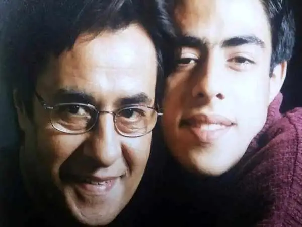 عکس؛ سفر در زمان؛ «خسرو شکیبایی» در حال رانندگی با رنو 5 شخصی اش؛ دهه 60