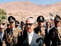 عکس؛ سفر در زمان؛ «محمدرضا پهلوی در حال قدم زدن در فرانسه»؛ سال 1353