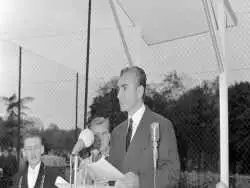 عکس؛ سفر در زمان؛ «محمدرضا پهلوی» در حال بازدید از یک نمایشگاه در تهران؛ سال 1339