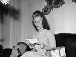 عکس؛ سفر در زمان؛ «سوفیا لورن» در 35 سالگی در فرودگاه رم؛ سال 1348