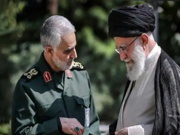 عکس؛ سفر به تاریخ؛ «سردار سلیمانی» در 37 سالگی در منزل یک جانباز کرمانی؛ سال 1372