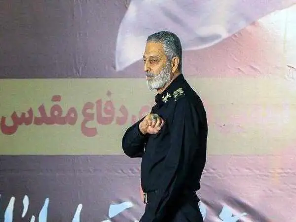 عکس؛ سفر زمان؛ تیپ متفاوت «سرلشکر موسوی، رئیس ستاد کل نیروهای مسلح» در نمایشگاه قرآن