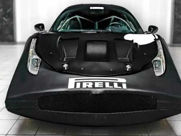 تصاویر؛ از پیست تا حراجی؛ فروش نمونه اولیه لافراری با قیمت میلیون دلاری