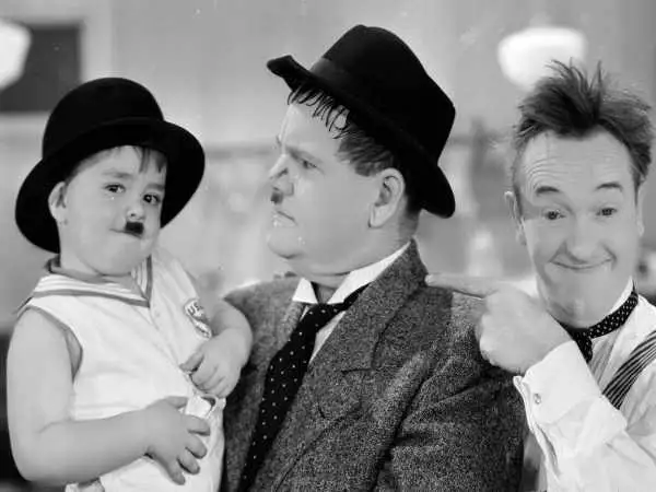 عکس؛ سفر در زمان؛ «لورل و هاردی» در کنار همسران شان؛ سال 1312