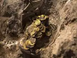 «کوزۀ سکّه های طلای خلافت عباسی» بعد از 1100 سال از زیر خاک بیرون آمد