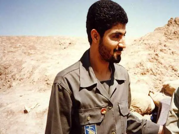 عکس؛ سفر در زمان؛ «سردار سلیمانی و سرلشکر باقری» در یک باغ؛ دهه 60