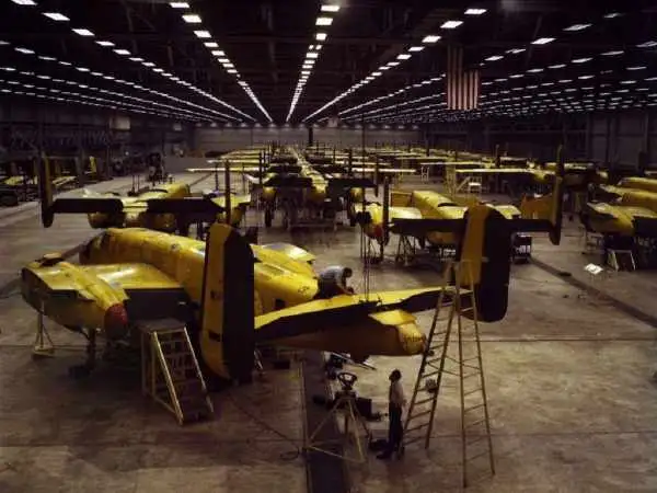 تصاویر؛ سفر در زمان؛ بزرگ ترین و اصلی ترین تولیدکنندگان هواپیماهای جنگی آمریکا در طول جنگ جهانی دوم
