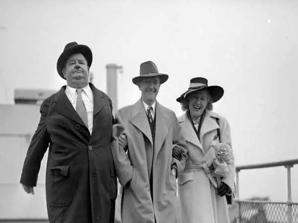 عکس؛ سفر در زمان؛ «لورل و هاردی» در کنار همسران شان در یک هتل در لندن؛ سال 1330