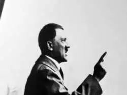 عکس؛ سفر در زمان؛ «هیتلر 28 ساله در سنگر ضد هوایی در جنگ جهانی اول»؛ سال 1295