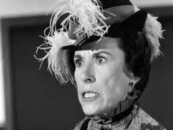 عکس؛ سفر در زمان؛ «هریت اولسن» در پشت صحنه سریال خانه کوچک؛ سال 1353