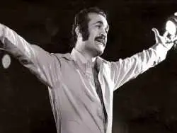 عکس؛ سفر در زمان؛ «فریدون فرخزاد» در حال بازی کردن با سگ خانگی اش در آلمان؛ سال 66