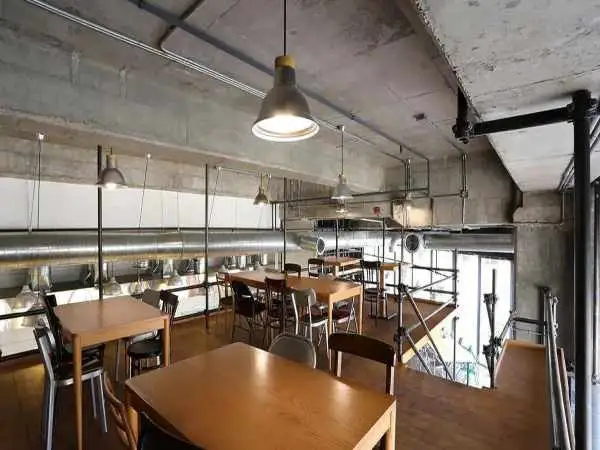 تصاویر؛ معماری جالب یک کافه در شیراز با داربست های ساختمانی