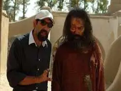 عکس؛ سفر به تاریخ؛ «داوود میرباقری» در حال آموزش پرتاب نیزه به «مختار ثقفی»