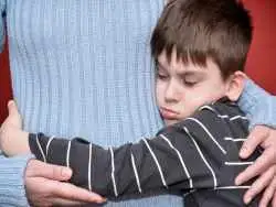 هر چیزی که باید در مورد اختلال اضطراب جدایی (sad) کودکان بدانید