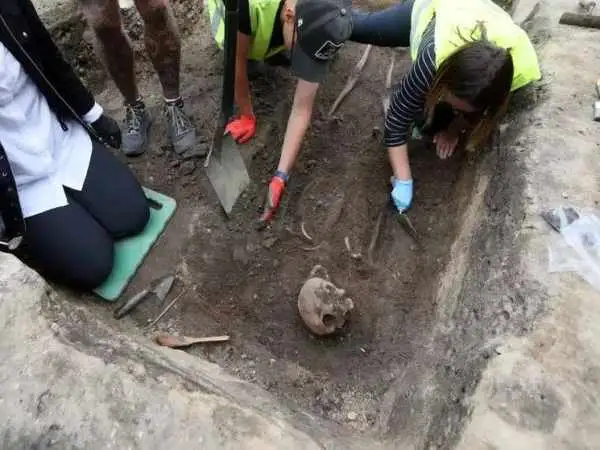 یک «شوالیه» بعد از 700 سال از زیر «بستنی فروشی» بیرون آمد