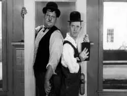 عکس؛ سفر در زمان؛ «لورل هاردی» در پیری و در حال شوخی کردن با یکدیگر؛ سال 1332