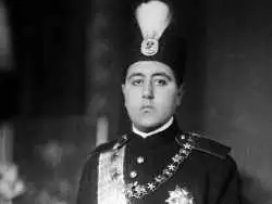 عکس؛ سفر در زمان؛ همسر احمدشاه به پنجره روزنامه چسبانده بود که چشمش به مجسمه رضاشاه نیفتد