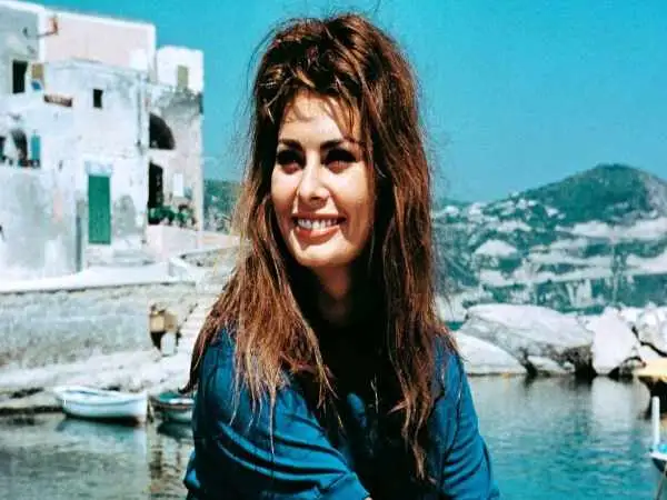 عکس؛ سفر در زمان؛ «سوفیا لورن» بعد زایمان در یک بیمارستان در سوئیس؛ سال 1352