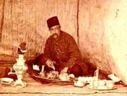 عکس؛ سفر به تاریخ؛ «ناصرالدین شاه» سوار بر سه چرخۀ سلطنتی در حیاط کاخ گلستان