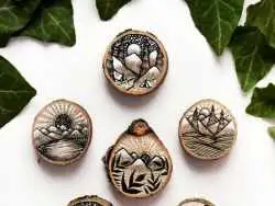 تصاویر؛ نقاشی های آرامش بخش روی تکه های چوب