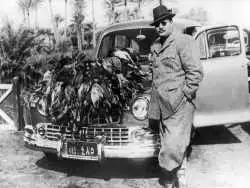 عکس؛ سفر در زمان؛ «ملک فاروق، پادشاه مصر» در آغوش مادرش ملکه نازلی؛ سال 1300