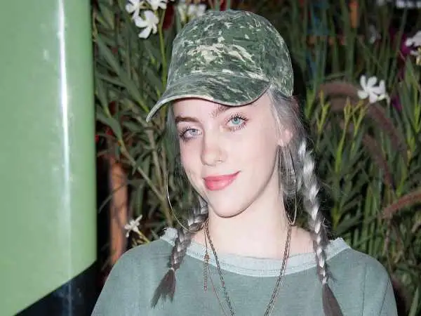 عکس؛ سفر در زمان؛ «بیلی ایلیش 18 ساله» بعد دریافت یک جایزه مشهور موسیقی؛ سال 99