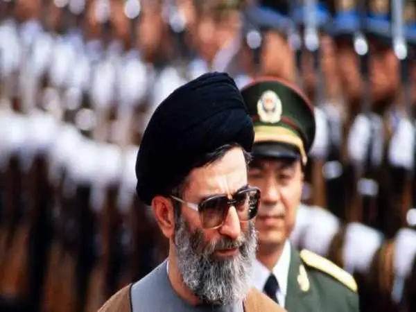 عکس؛ سفر در زمان؛ استقبال رئیس جمهور چین از رهبر انقلاب در پکن؛ سال 1368