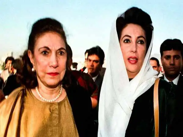 عکس؛ سفر در زمان؛ استقبال شریف امامی از «نصرت بوتو» در فرودگاه مهرآباد؛ دهه 50