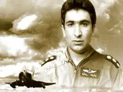 عکس؛ سفر در زمان؛ «شهید عباس دوران» با لباس خلبانی در کنار جنگنده اش؛ دهه 50