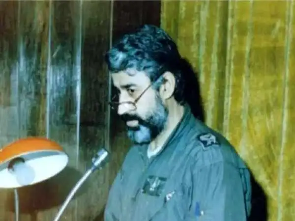 عکس؛ سفر در زمان؛ «صیاد شیرازی» در حال بازدید از یک محور عملیاتی در دوران جنگ؛ دهه 60