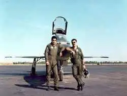 تصویر؛ سفر در زمان؛ عکس یادگاری «خلبانان پایگاه چهارم شکاری دزفول»؛ اواخر دهه 50