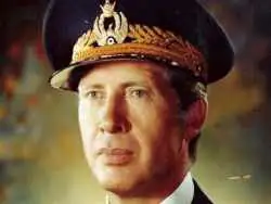 عکس؛ سفر در زمان؛ «نادر جهانبانی» در حال پیاده شدن از جنگنده اش؛ دهه 30