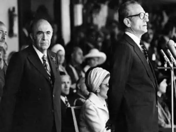 سفر در زمان؛ یادداشت های علم، سه شنبه 16 آبان 1351: هویدا از غلطی که کرد، سخت پشیمان شد