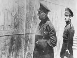 عکس؛ سفر در زمان؛ «دریادار بایندر نخستین فرمانده نیروی دریایی در کنار محمدرضا پهلوی و رضاخان» در کنار خلیج فارس»؛ دهه 1310