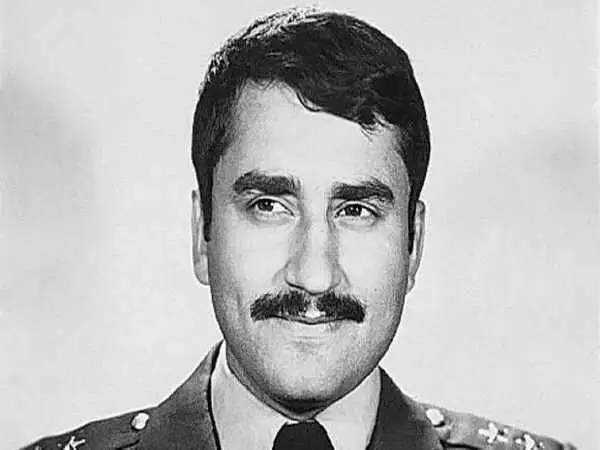 عکس؛ سفر در زمان؛ «علیرضا یاسینی» خلبان مشهور f-4 و f5 در کنار جنگنده اش؛ دهه 50