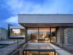 تصاویر؛ ویلای کندکاو؛ وقتی یک مکعب شیشه ای برنده جایزه معماری می شود