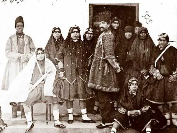 عکس؛ سفر در زمان؛ ژست خاص «جوجوق، یکی از زنان جوان ناصرالدین شاه»