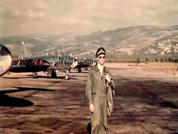 عکس؛ سفر در زمان؛ «نادر جهانبانی و دو خلبان ایرانی» در کنار یک جنگنده آمریکایی؛ دهه 30