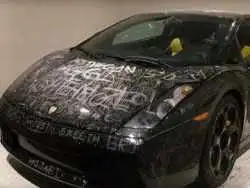 عکس؛ به موزه بیایید و روی لامبورگینی خط وخش بیندازید!