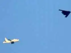 عکس؛ همراه مرموز و کمترشناخته شده بمب افکن «بی 2»